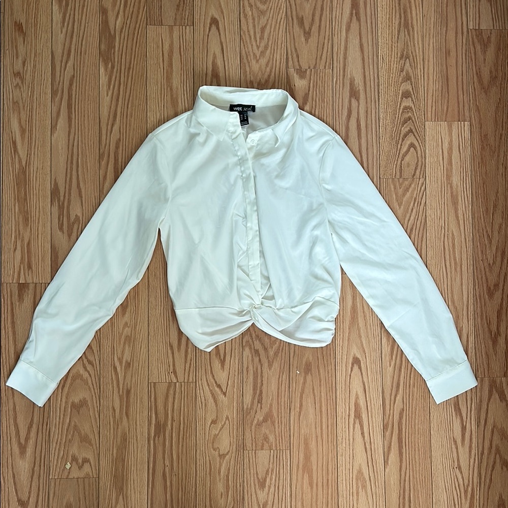Woman’s Wet Seal Cropped White Button-Up Blouse (M)